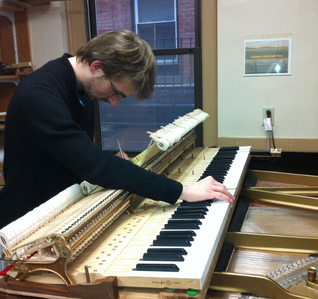 Étienne Fillion, technicien accordeur de piano
